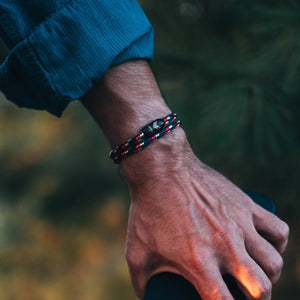Vertig Magnetic Nautical Paracord Bracelet Blue-Red on a man. Perfect for casual wear, durable and water-resistant.