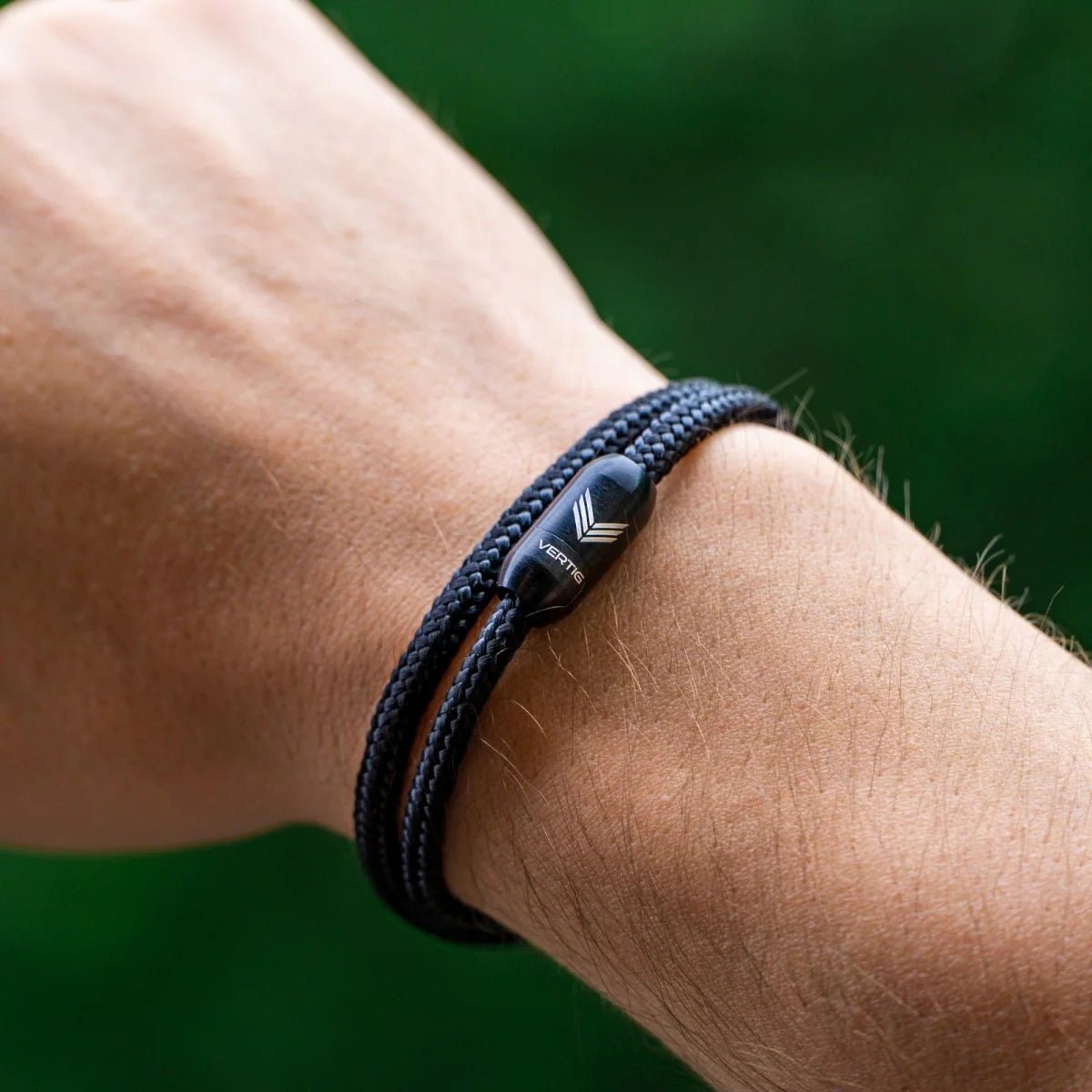 Vertig Magnetic Nautical Paracord Bracelet Black on a man&#39;s wrist. Sporty, adjustable, ideal for adventure.