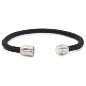 Vertig Magnetic Nautical Paracord Bracelet Black (Slim) unclasped. Reveals the precise weave of the slim paracord and secure magnetic closure.
