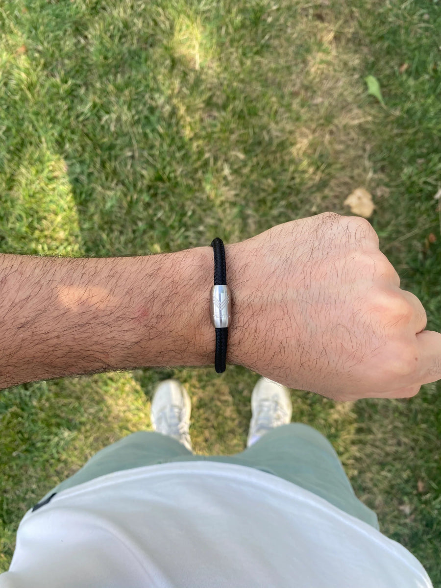 Vertig Magnetic Nautical Paracord Bracelet Black (Slim) on a man&#39;s wrist. Showcases its minimalist style, perfect for everyday sophistication.