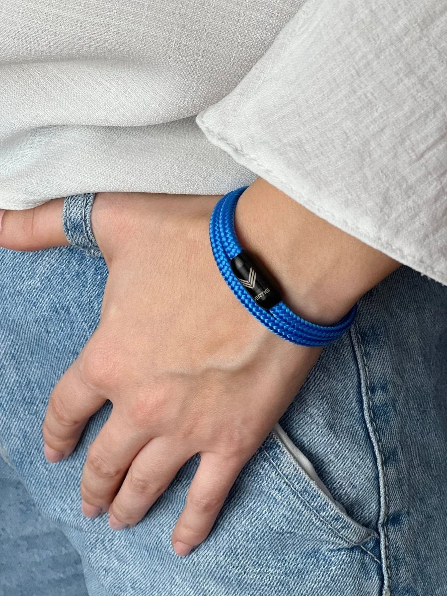 Vertig Magnetic Nautical Paracord Bracelet Blue on a woman&#39;s wrist. A striking accessory for a maritime look.