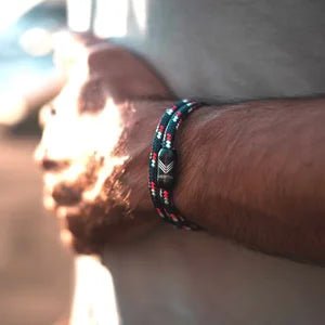 Vertig Magnetic Nautical Paracord Bracelet Blue-Red on a man&#39;s wrist. Sporty, adjustable, ideal for adventure.