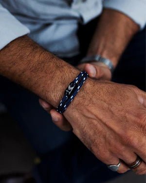 Vertig Magnetic Nautical Paracord Bracelet Blue-White on a man&#39;s arm. Sporty, adjustable, ideal for adventure.