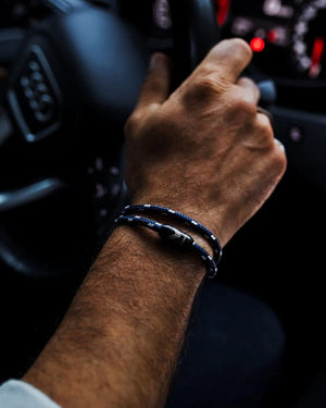 Vertig Magnetic Nautical Paracord Bracelet Blue-White on a man. Perfect for casual wear, durable and water-resistant.