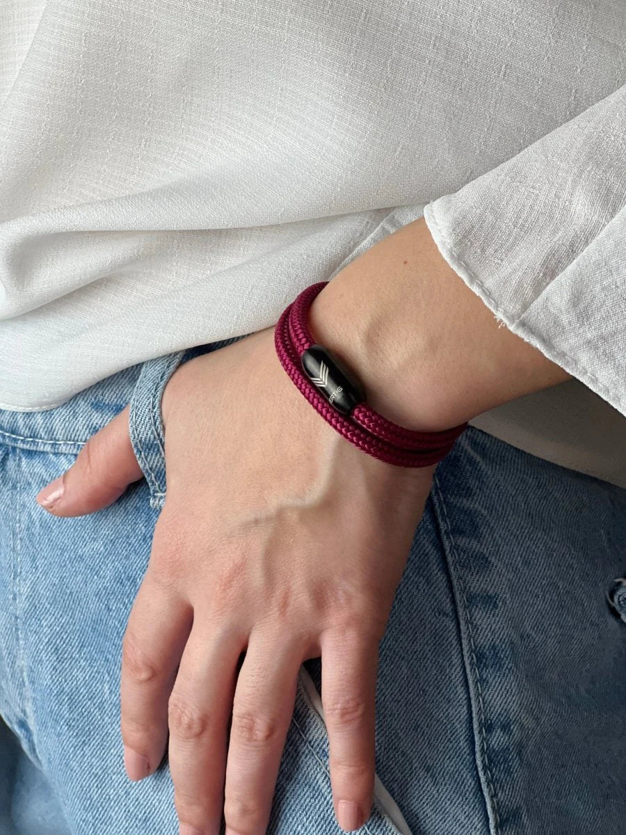Vertig Magnetic Nautical Paracord Bracelet Burgundy on a woman&#39;s wrist. A chic accessory for a refined look.