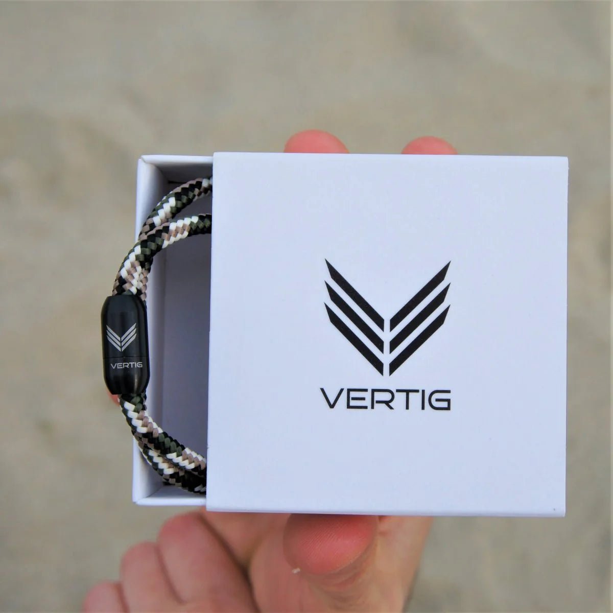 Vertig Magnetic Nautical Paracord Bracelet Camo in a branded gift box. A thoughtful present for the outdoor enthusiast.