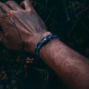 Vertig Magnetic Nautical Paracord Bracelet Dark Blue on a man&#39;s wrist. Sporty, adjustable, ideal for adventure.