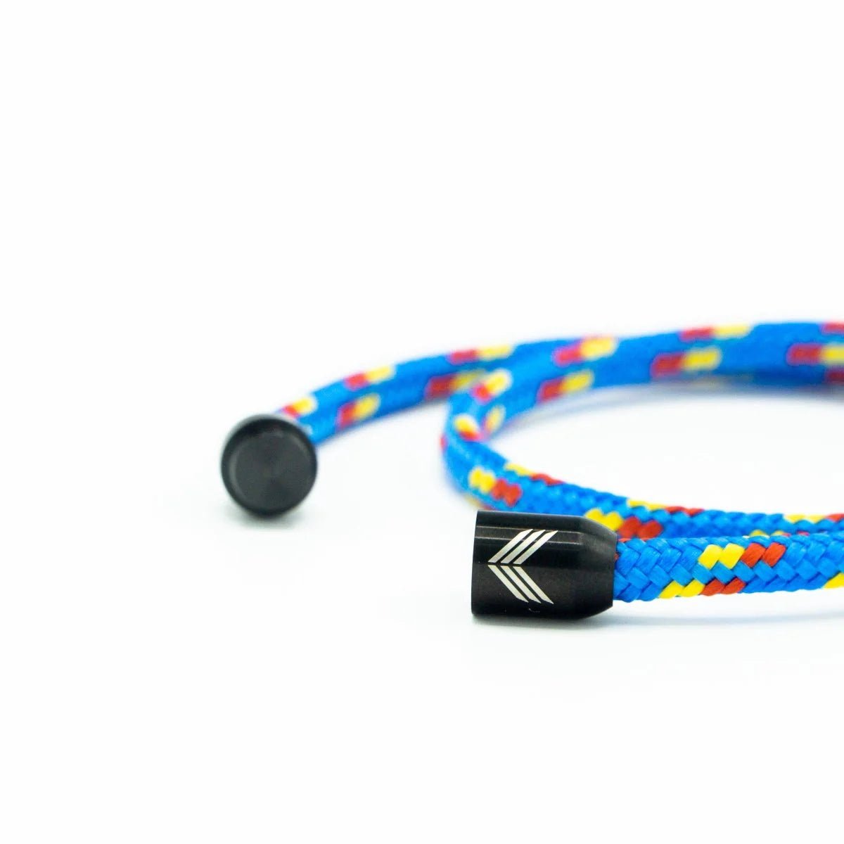 Vertig Magnetic Nautical Paracord Bracelet Multicolor unclasped. High-quality rope, strong magnetic closure.