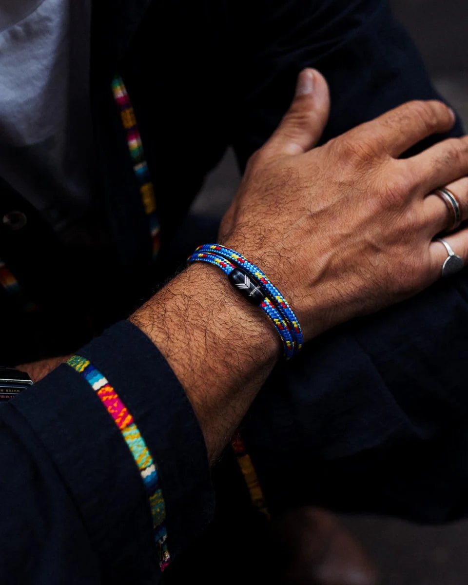 Vertig Magnetic Nautical Paracord Bracelet Multicolor on a man&#39;s arm. Sporty, adjustable, ideal for adventure.
