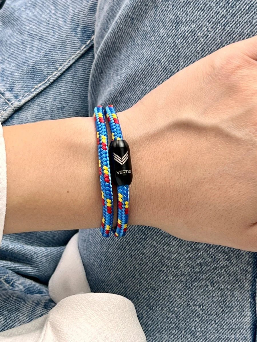Close-up of Vertig Magnetic Nautical Paracord Bracelet Multicolor. Vibrant marine rope, secure magnetic clasp.