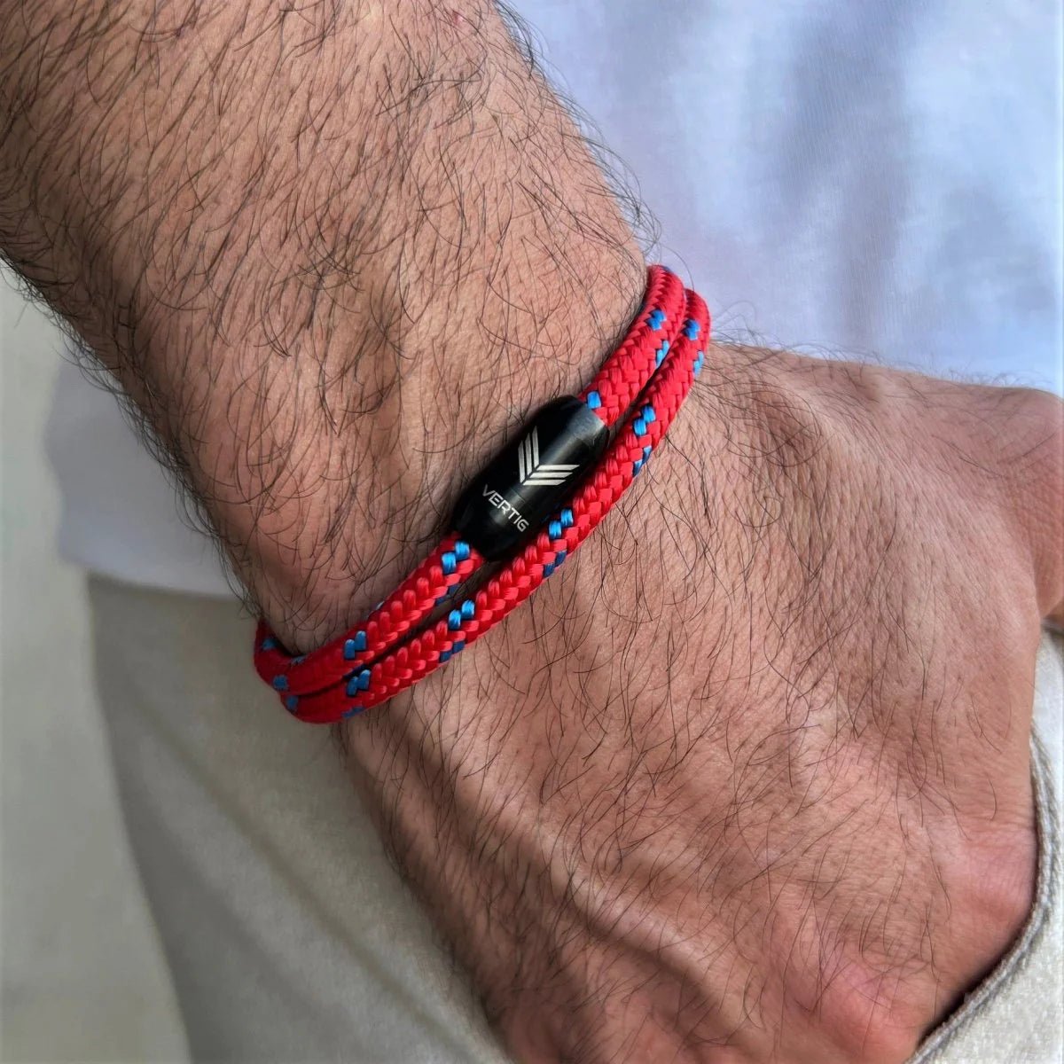 Vertig Magnetic Nautical Paracord Bracelet Red Blue on a man&#39;s wrist. Sporty, adjustable, ideal for adventure.