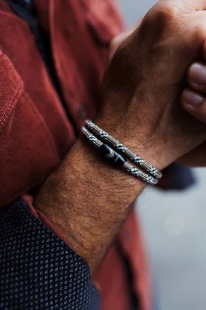 Vertig Magnetic Nautical Paracord Bracelet Snake on a man&#39;s forearm. Features distinctive snake rope.