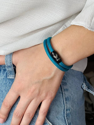 Vertig Magnetic Nautical Paracord Bracelet Turquoise on a woman's wrist. A striking accessory for a summery vibe.