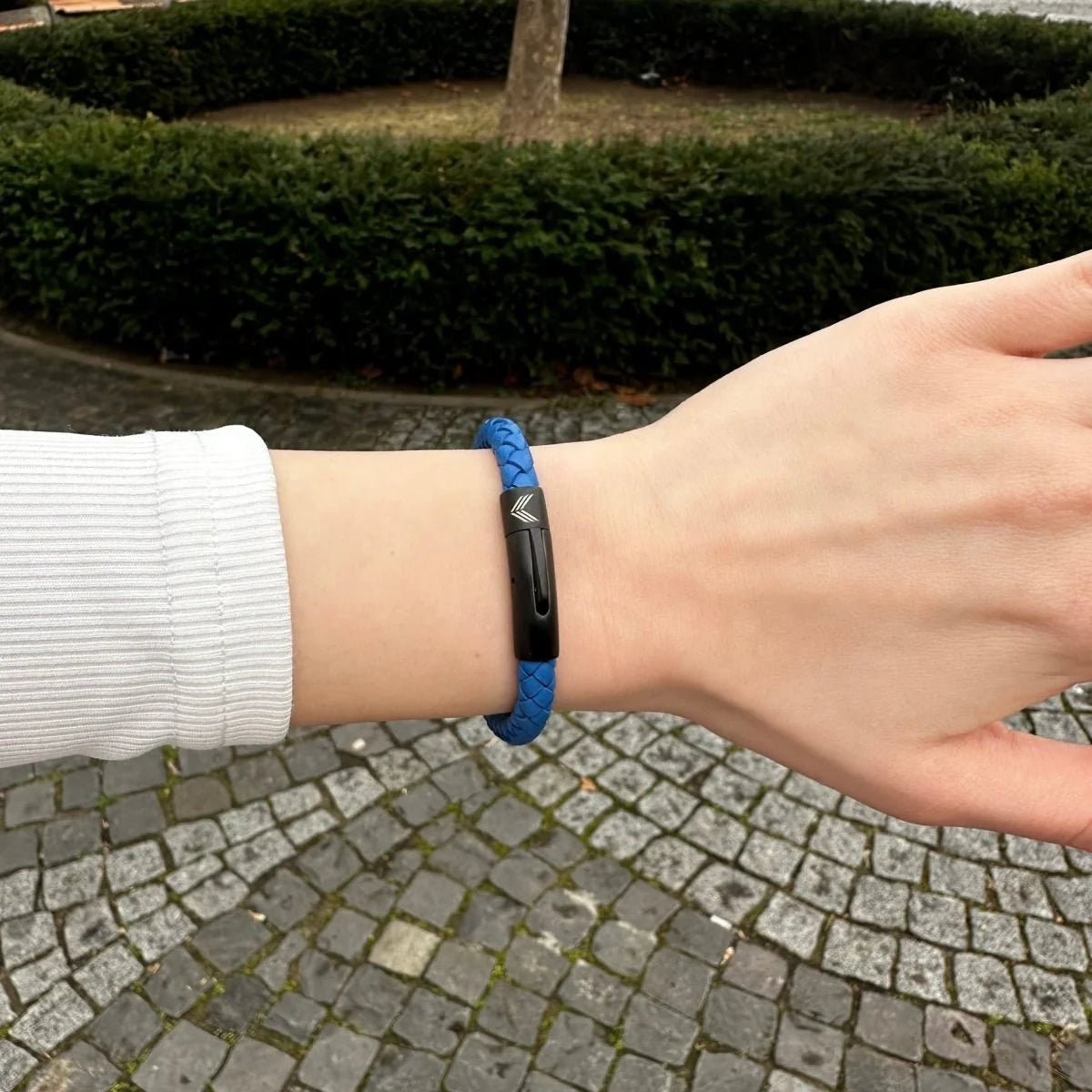 Vertig Leather Bracelet Blue on a woman&#39;s wrist. Adds a chic touch, emphasizing its slender profile and rich blue hue.