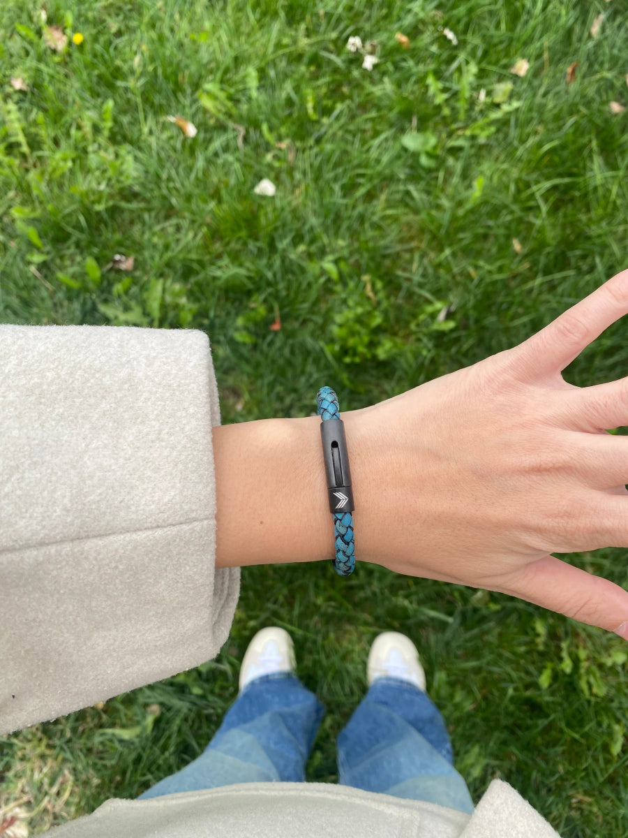 Vertig Leather Bracelet Vintage Blue on a woman&#39;s wrist. Adds a touch of timeless charm, emphasizing its slender form and elegant color.