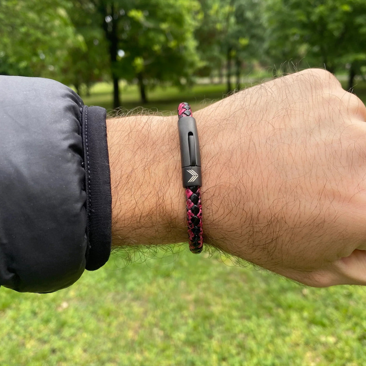 Vertig Leather Bracelet Vintage Red on a man. A versatile accessory, offering a touch of classic appeal with its unique antique red.