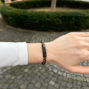 Vertig Leather Bracelet Vintage White on a woman's wrist. Adds a touch of understated elegance, emphasizing its slender form and classic color.