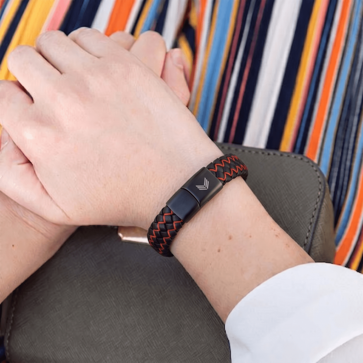 Vertig Magnetic Leather Bracelet Black Red