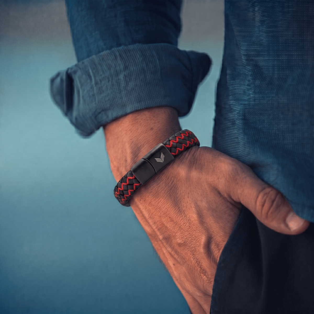 Vertig Magnetic Leather Bracelet Black Red